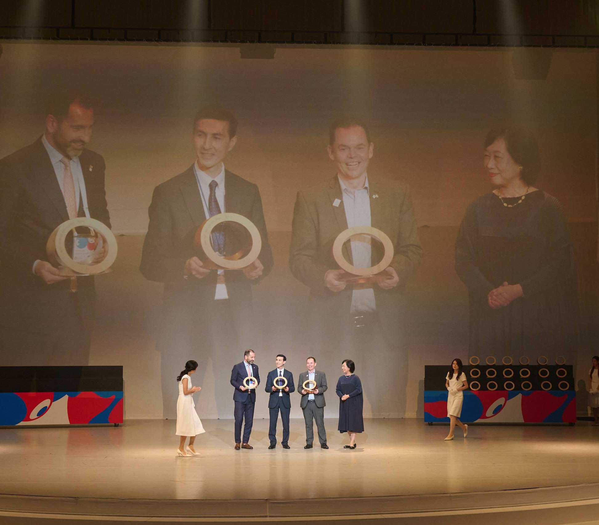 uzbekistans-garden-of-knowledge-pavilion-receives-bie-gold-medal-at-expo-2025